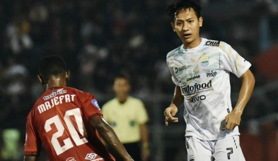 Semen Padang vs Persib Bandung