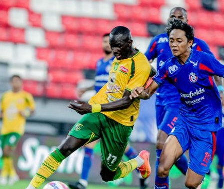Arema FC melawan Persebaya Surabaya