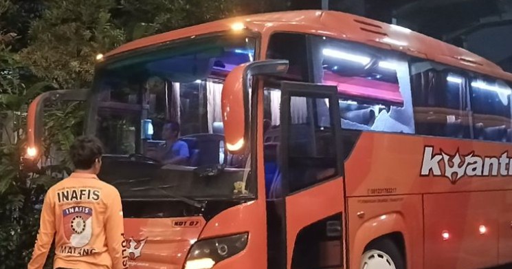 Bus Pemain Persik Kediri Dilempari Batu