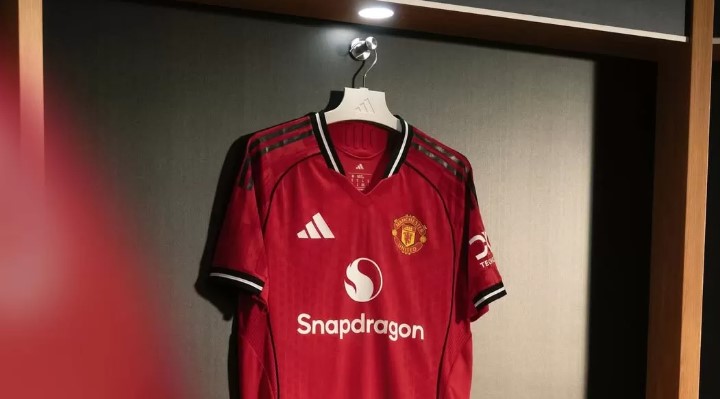 Manchester United Rilis Jersey Kandang Baru 2025/2026