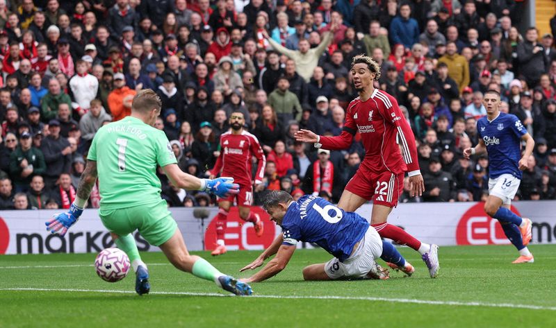 Liverpool vs Everton tuntas digelar dalam lanjutan Liga Inggris. The Reds amankan tiga poin dengan kemenangan 2-1. Derby Merseyside berlangsung pada Sabtu (20/9) malam WIB. Liverpool unggul duluan di babak pertama lewat gol Gravenberch (10') dan Ekitike (29'). Everton perkecil skor di awal babak kedua lewat Gueye (58'). Skor tuntas 2-1 buat tim tuan rumah. SCROLL TO CONTINUE WITH CONTENT Atas hasil itu, The Reds sementara masih di puncak Klasemen Liga Inggris dengan 15 poin dari lima laga. The Toffees di peringkat ketujuh dengan tujuh poin. Liverpool Vs Everton 2-1 Highlights Susunan pemain Liverpool: Alisson, Bradley, Konate, Van Dijk, Kerkez, Gravenberch, Szoboszlai, Mac Allister (Jones 61'), Gakpo (Wirtz 61'), Salah, Ekitike (Isak 67'). Everton: Pickford, O'Brien, Tarkowski, Keane, Mykolenko (Alcaraz 86'), Gueye, Garner, Ndiaye (Dibling 86'), Dewsbury-Hall, Grealish, Beto (Barry 46').