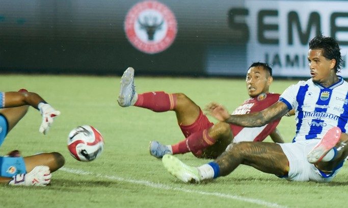 Semen Padang vs Persib Bandung. Ramon Tanque Brace.